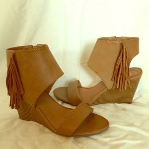 RAMPAGE size 7 Wedges with Fringe (Never Worn)